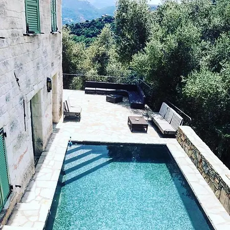 Maison Saint Florent بيت للعطل *